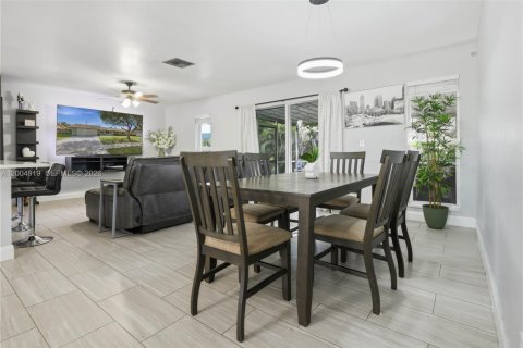 House in Wellington, Florida 3 bedrooms, 117.61 sq.m. № 2069929 - photo 12