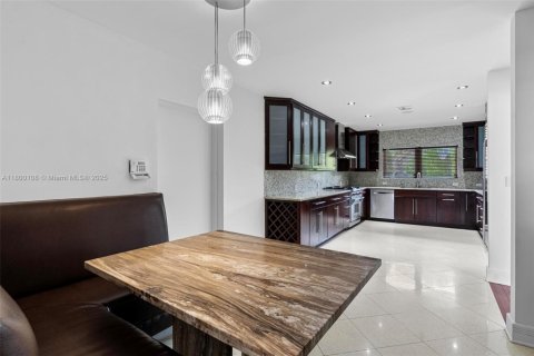 Villa ou maison à vendre à North Miami, Floride: 5 chambres, 378.86 m2 № 1858581 - photo 12