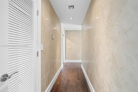 Villa ou maison à vendre à North Miami, Floride: 5 chambres, 378.86 m2 № 1858581 - photo 27