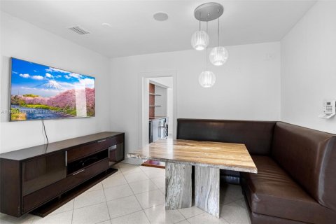 Villa ou maison à vendre à North Miami, Floride: 5 chambres, 378.86 m2 № 1858581 - photo 15