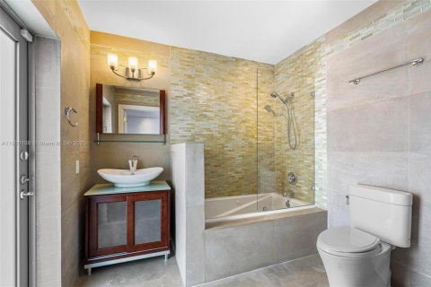 Villa ou maison à vendre à North Miami, Floride: 5 chambres, 378.86 m2 № 1858581 - photo 26