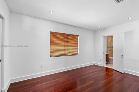 Villa ou maison à vendre à North Miami, Floride: 5 chambres, 378.86 m2 № 1858581 - photo 23