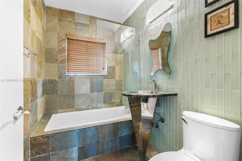 Villa ou maison à vendre à North Miami, Floride: 5 chambres, 378.86 m2 № 1858581 - photo 21