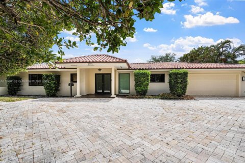 Villa ou maison à vendre à North Miami, Floride: 5 chambres, 378.86 m2 № 1858581 - photo 3