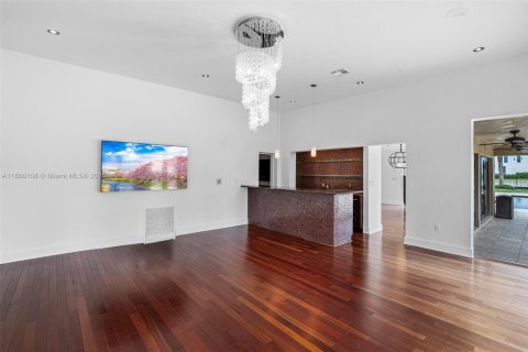 Villa ou maison à vendre à North Miami, Floride: 5 chambres, 378.86 m2 № 1858581 - photo 19