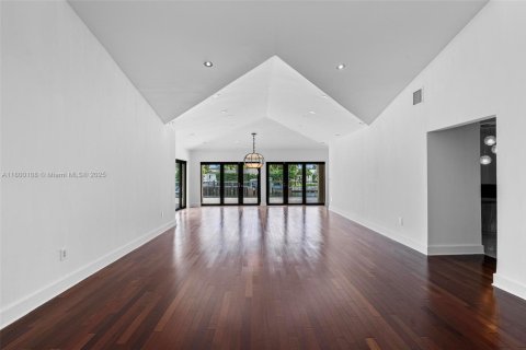Villa ou maison à vendre à North Miami, Floride: 5 chambres, 378.86 m2 № 1858581 - photo 7