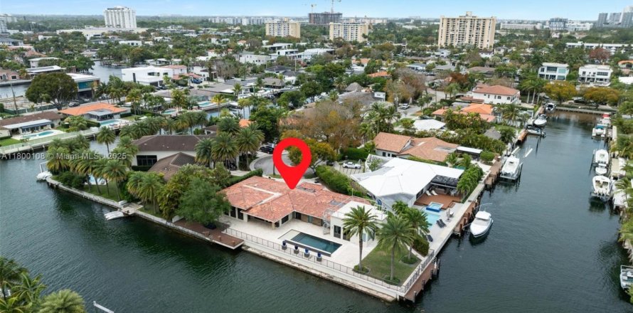 Villa ou maison à North Miami, Floride 5 chambres, 378.86 m2 № 1858581