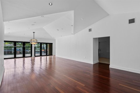 Villa ou maison à vendre à North Miami, Floride: 5 chambres, 378.86 m2 № 1858581 - photo 8