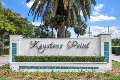 Villa ou maison à vendre à North Miami, Floride: 5 chambres, 378.86 m2 № 1858581 - photo 2