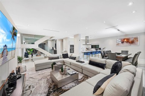 Villa ou maison à louer à Hollywood, Floride: 5 chambres, 373.56 m2 № 1919987 - photo 5