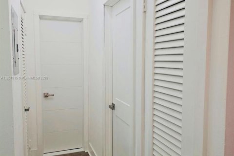 Купить кондоминиум в Майами, Флорида 1 спальня, 61.32м2, № 1855261 - фото 19
