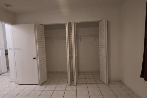 Condominio en venta en Hialeah, Florida, 2 dormitorios, 90.12 m2 № 1930332 - foto 20