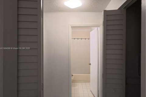 Condominio en venta en Hialeah, Florida, 2 dormitorios, 90.12 m2 № 1930332 - foto 22