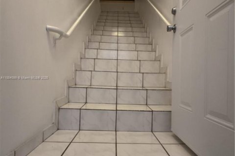 Condominio en venta en Hialeah, Florida, 2 dormitorios, 90.12 m2 № 1930332 - foto 3