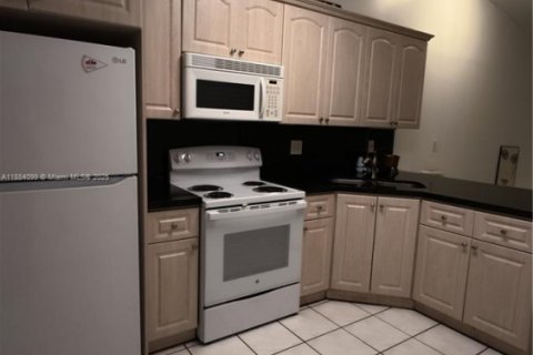 Condominio en venta en Hialeah, Florida, 2 dormitorios, 90.12 m2 № 1930332 - foto 10