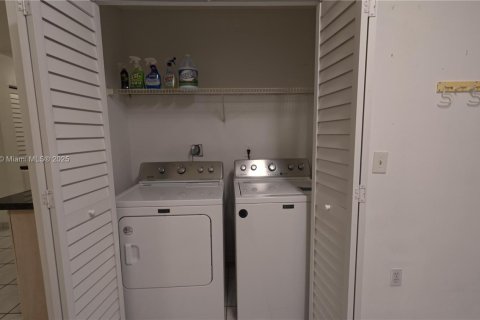 Condominio en venta en Hialeah, Florida, 2 dormitorios, 90.12 m2 № 1930332 - foto 12