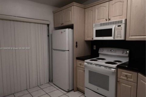 Condominio en venta en Hialeah, Florida, 2 dormitorios, 90.12 m2 № 1930332 - foto 8