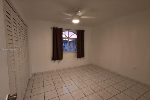 Condominio en venta en Hialeah, Florida, 2 dormitorios, 90.12 m2 № 1930332 - foto 13