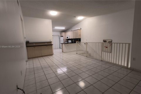 Condominio en venta en Hialeah, Florida, 2 dormitorios, 90.12 m2 № 1930332 - foto 11