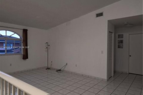 Condominio en venta en Hialeah, Florida, 2 dormitorios, 90.12 m2 № 1930332 - foto 5