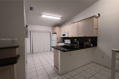 Condominio en venta en Hialeah, Florida, 2 dormitorios, 90.12 m2 № 1930332 - foto 9