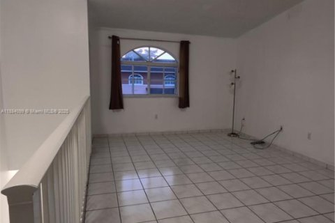 Condominio en venta en Hialeah, Florida, 2 dormitorios, 90.12 m2 № 1930332 - foto 4