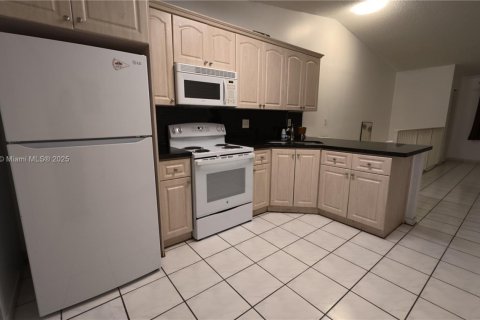 Condominio en venta en Hialeah, Florida, 2 dormitorios, 90.12 m2 № 1930332 - foto 7