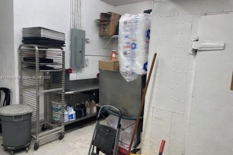 Commercial property in Hollywood, Florida № 1874475 - photo 16