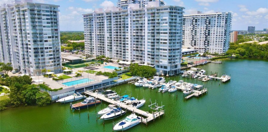 Condominio en Aventura, Florida, 2 dormitorios  № 1603418