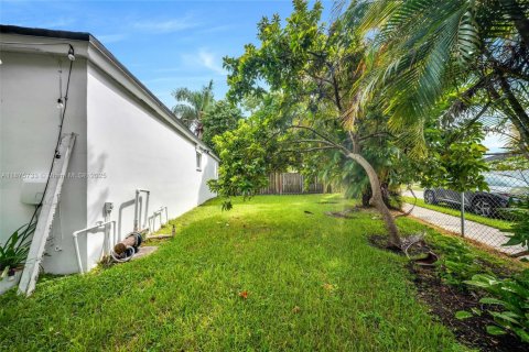House in Miami, Florida 3 bedrooms, 131.92 sq.m. № 1926564 - photo 27