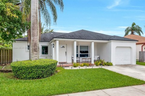 House in Miami, Florida 3 bedrooms, 131.92 sq.m. № 1926564 - photo 1