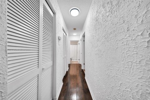 House in Miami, Florida 3 bedrooms, 131.92 sq.m. № 1926564 - photo 11