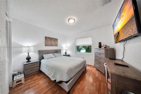 House in Miami, Florida 3 bedrooms, 131.92 sq.m. № 1926564 - photo 13