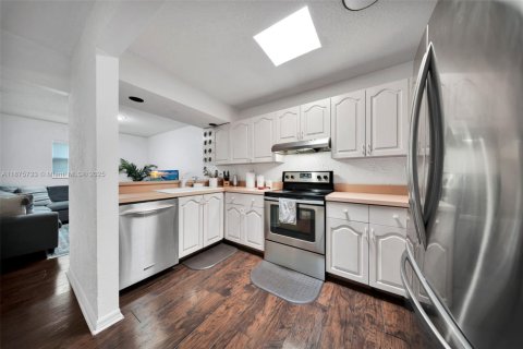 House in Miami, Florida 3 bedrooms, 131.92 sq.m. № 1926564 - photo 21