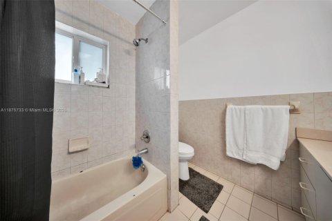 House in Miami, Florida 3 bedrooms, 131.92 sq.m. № 1926564 - photo 18