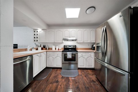 House in Miami, Florida 3 bedrooms, 131.92 sq.m. № 1926564 - photo 20