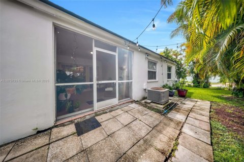 House in Miami, Florida 3 bedrooms, 131.92 sq.m. № 1926564 - photo 26