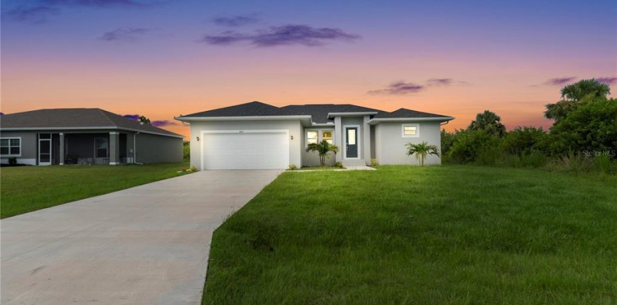 Casa en Port Charlotte, Florida 3 dormitorios, 175.21 m2 № 2381152
