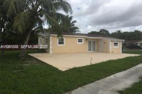House in Miami Gardens, Florida 3 bedrooms, 82.5 sq.m. № 2044219 - photo 11