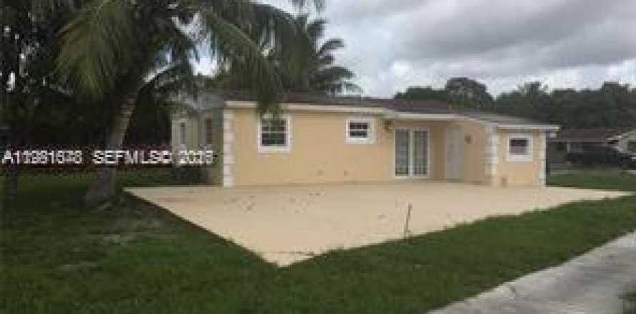 House in Miami Gardens, Florida 3 bedrooms, 82.5 sq.m. № 2044219
