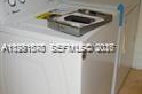 House in Miami Gardens, Florida 3 bedrooms, 82.5 sq.m. № 2044219 - photo 8