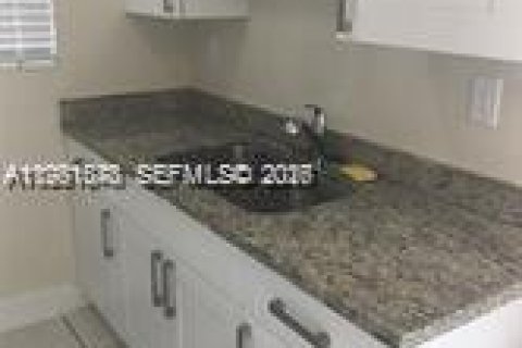 House in Miami Gardens, Florida 3 bedrooms, 82.5 sq.m. № 2044219 - photo 4