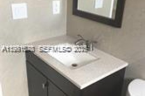 House in Miami Gardens, Florida 3 bedrooms, 82.5 sq.m. № 2044219 - photo 7