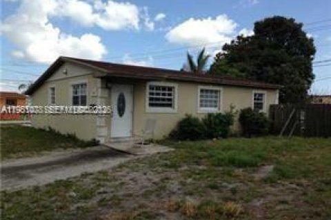 House in Miami Gardens, Florida 3 bedrooms, 82.5 sq.m. № 2044219 - photo 2