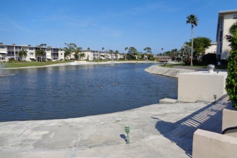 Condo in Lake Worth, Florida, 2 bedrooms  № 1226807 - photo 1
