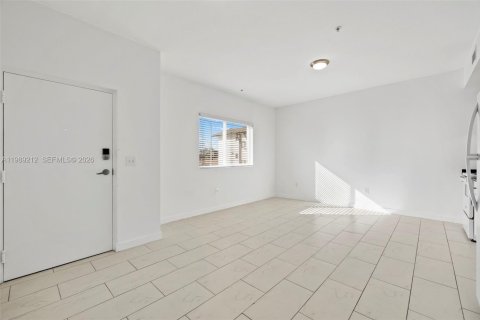 Apartamento en alquiler en Hialeah, Florida, 1 dormitorio, 74.32 m2 № 2055422 - foto 2