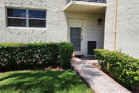 Condominio en Pembroke Pines, Florida, 2 dormitorios  № 2047636