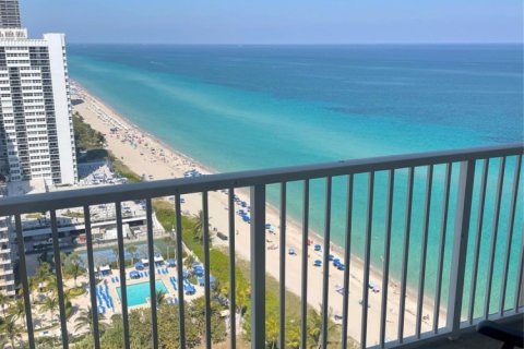 Condominio en alquiler en Hallandale Beach, Florida, 1 dormitorio, 80.82 m2 № 1119017 - foto 1