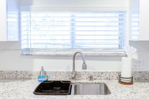 Apartment in Miami, Florida 2 bedrooms, 60.39 sq.m. № 2022455 - photo 13