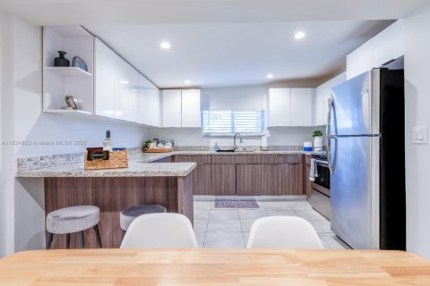 Apartment in Miami, Florida 2 bedrooms, 60.39 sq.m. № 2022455 - photo 12